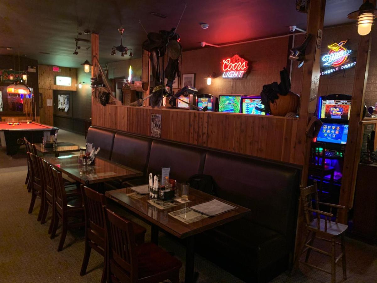 Jolly Giant Pub & Motel Willow Bunch Dış mekan fotoğraf